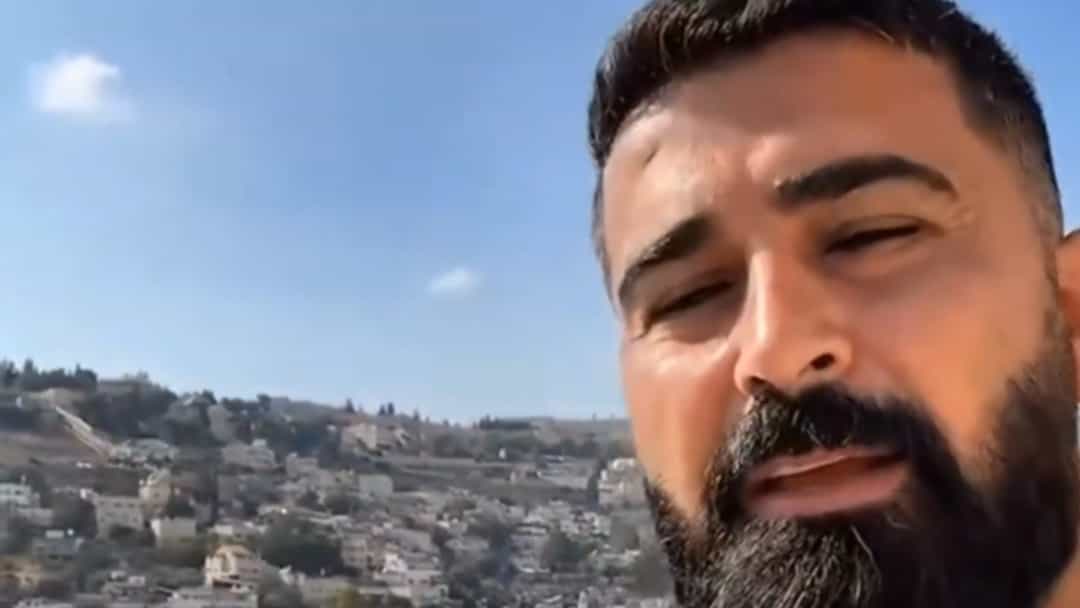 משפיען ערבי מירושלים בדברי הסתה חמורה כנגד יהודים: "בני הקופים והחזירים" | צפו