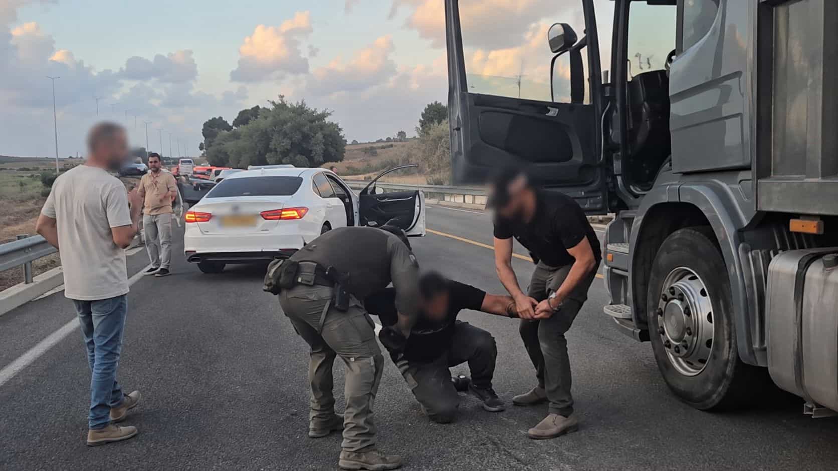 ערבי תושב רהט גנב מכולה ועשה דרכו לשטחי יו"ש - לוחמי אתג"ר השתלטו על המשאית ועצרו אותו | צפו