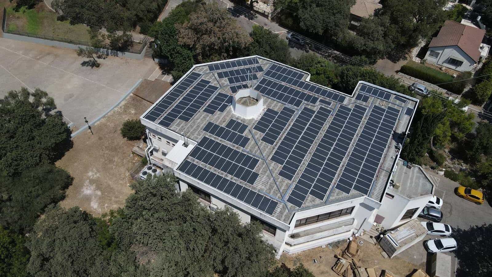 איגוד ערים מפרץ חיפה להגנת הסביבה: כ-125 אלף קוט"ש בשנה מיריעות סולאריות בגג מרכז ההנצחה בקריית טבעון