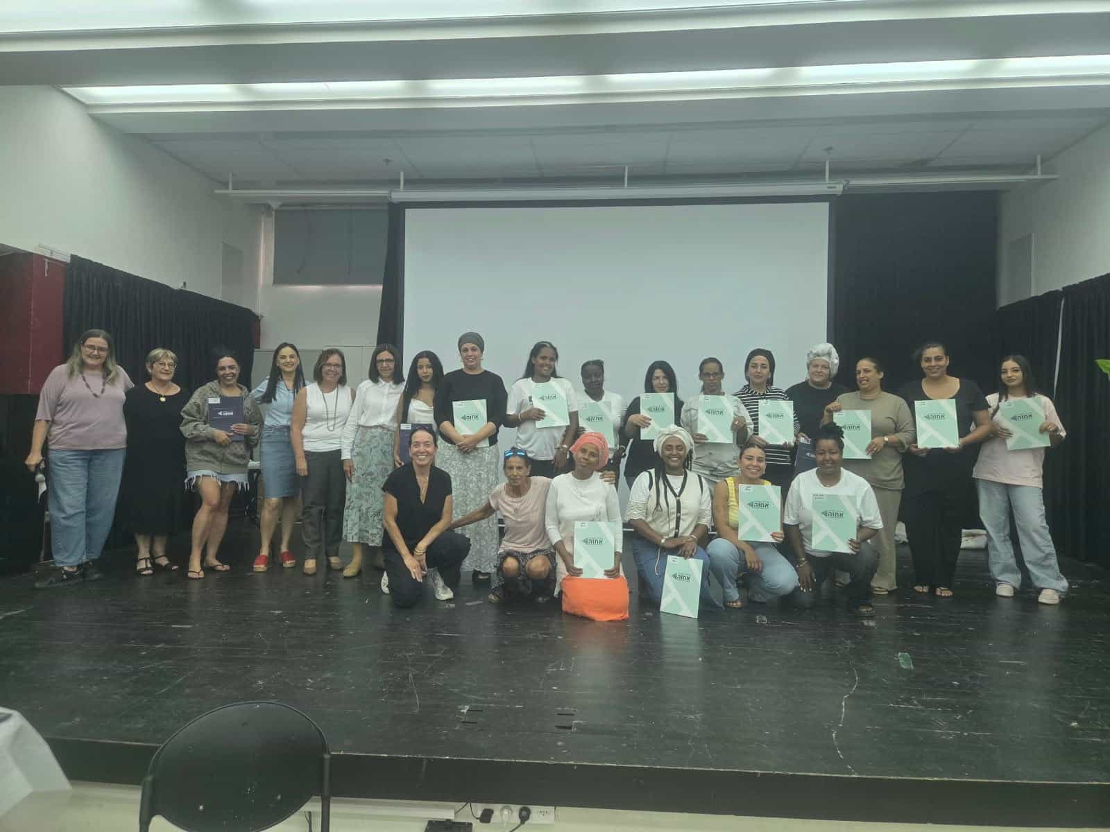 משקיעים בגיל הרך: טקס הענקת תעודות לבוגרות קורס המטפלות בקריית עקרון