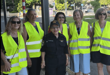 שומרים על התלמידים: מתנדבי מועדון רוטרי באר יעקב התגייסו ל"משמרות הזהב"