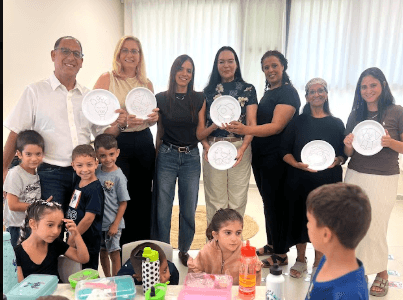 אוכלים בריא ושומרים על הסביבה: עיריית רחובות חילקה ערכות של צלחות רב-פעמיות לכל גני הילדים בעיר