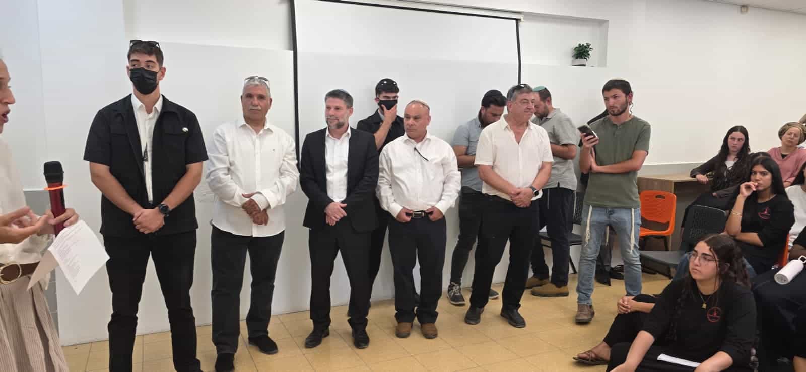 שנת הלימודים נפתחה בקריית מלאכי: שר האוצר סמוטריץ׳ ביקר בעיר