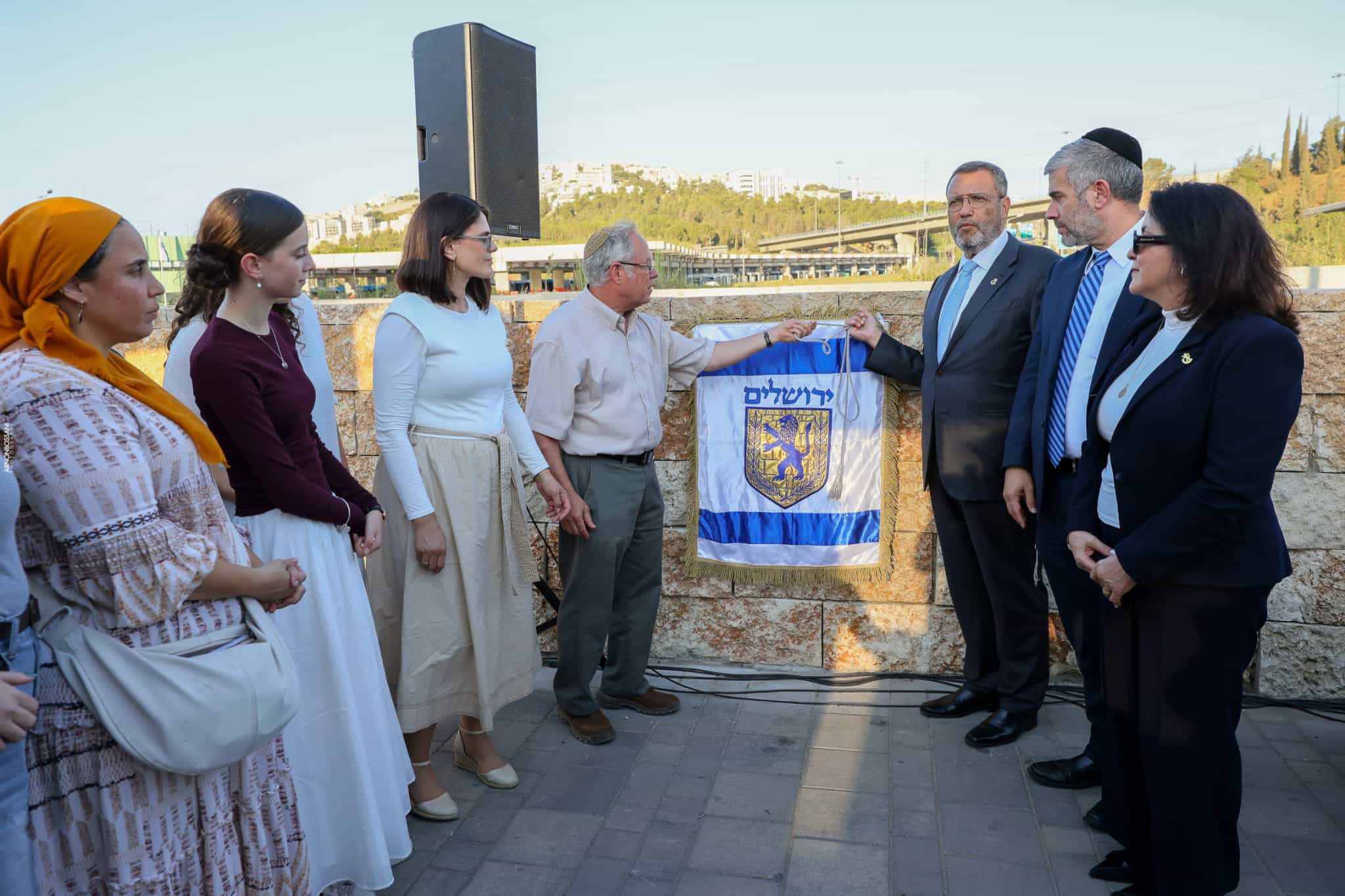 עיריית ירושלים הסירה את הלוט מלוח ההנצחה לזכר נרצחי הפיגוע ברמות