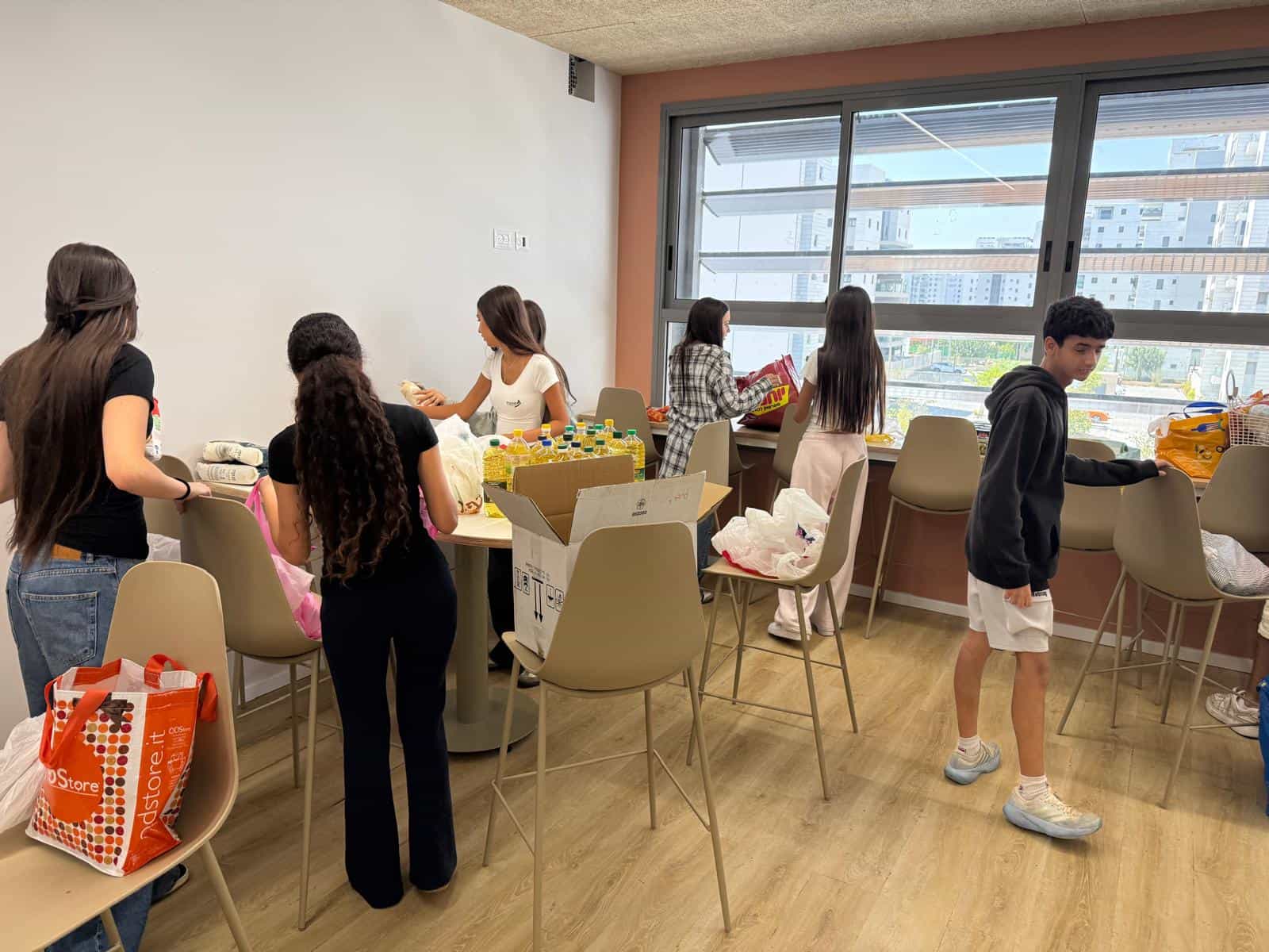 ראש השנה שמתחיל בנתינה: תלמידי שחקים התגייסו למען משפחות ביבנה