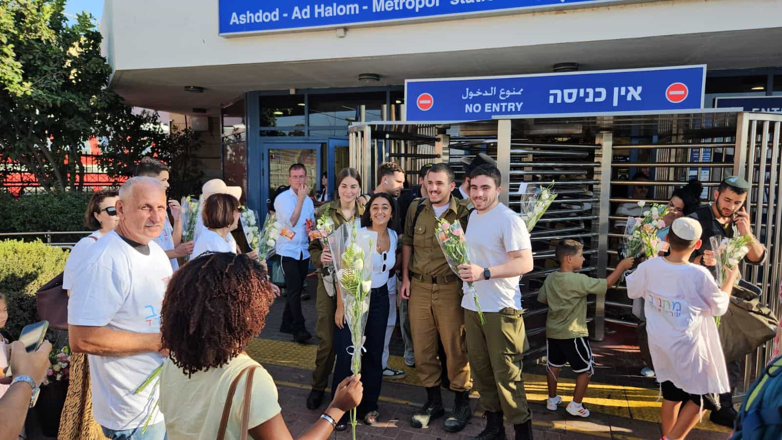 באו לעשות שמח: מתנדבים חילקו פרחים לעוברים ושבים בתחנת הרכבת באשדוד