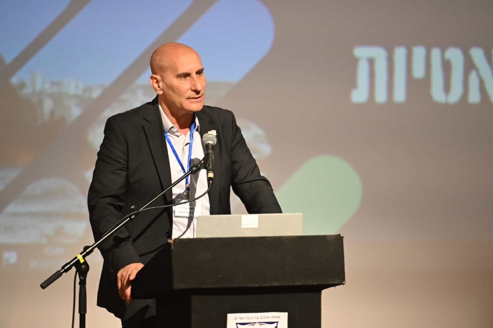 צפו | ראש עיריית ראש העין רז שגיא בברכת שנה טובה לחדשות 04