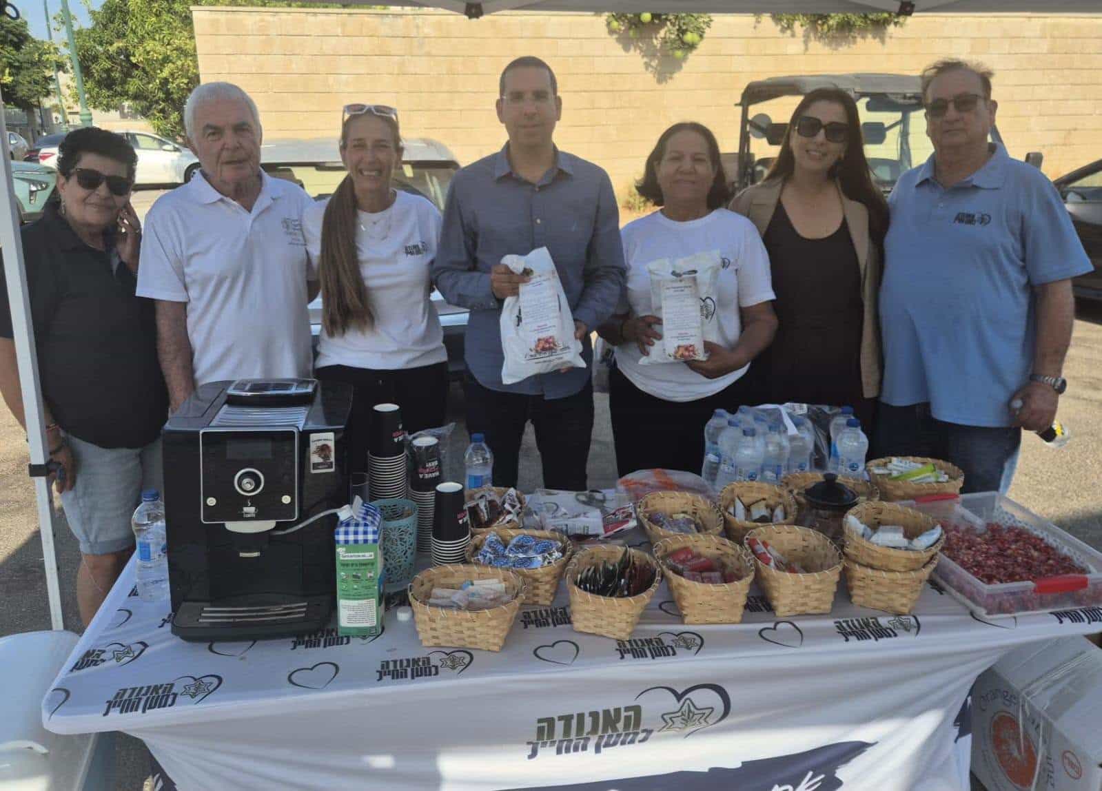 לקראת החגים: מתנדבי האגודה למען החייל פינקו את חיילי גדרה