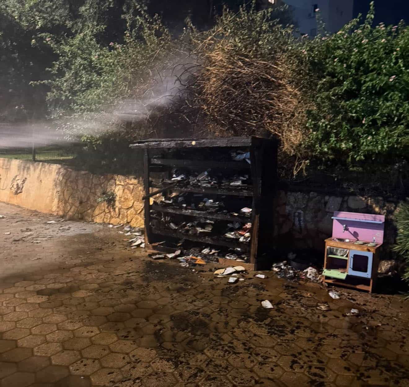 נתפס על חם בערב החג: נעצר החשוד בהצתת ספריות הרחוב בהוד השרון