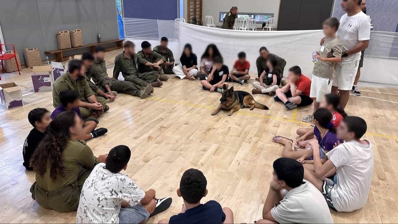 חבר על ארבע: לוחמי יחידת עוקץ במפגש מרגש עם ילדי החינוך המיוחד בחולון