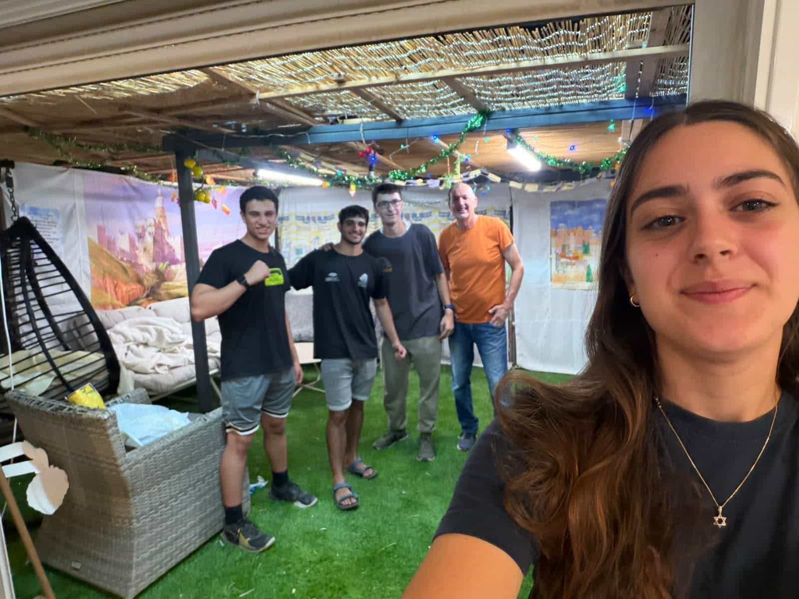 מרגש: נוער גבעת שמואל הקים עשרות סוכות עבור ותיקים ומשפחות מילואים