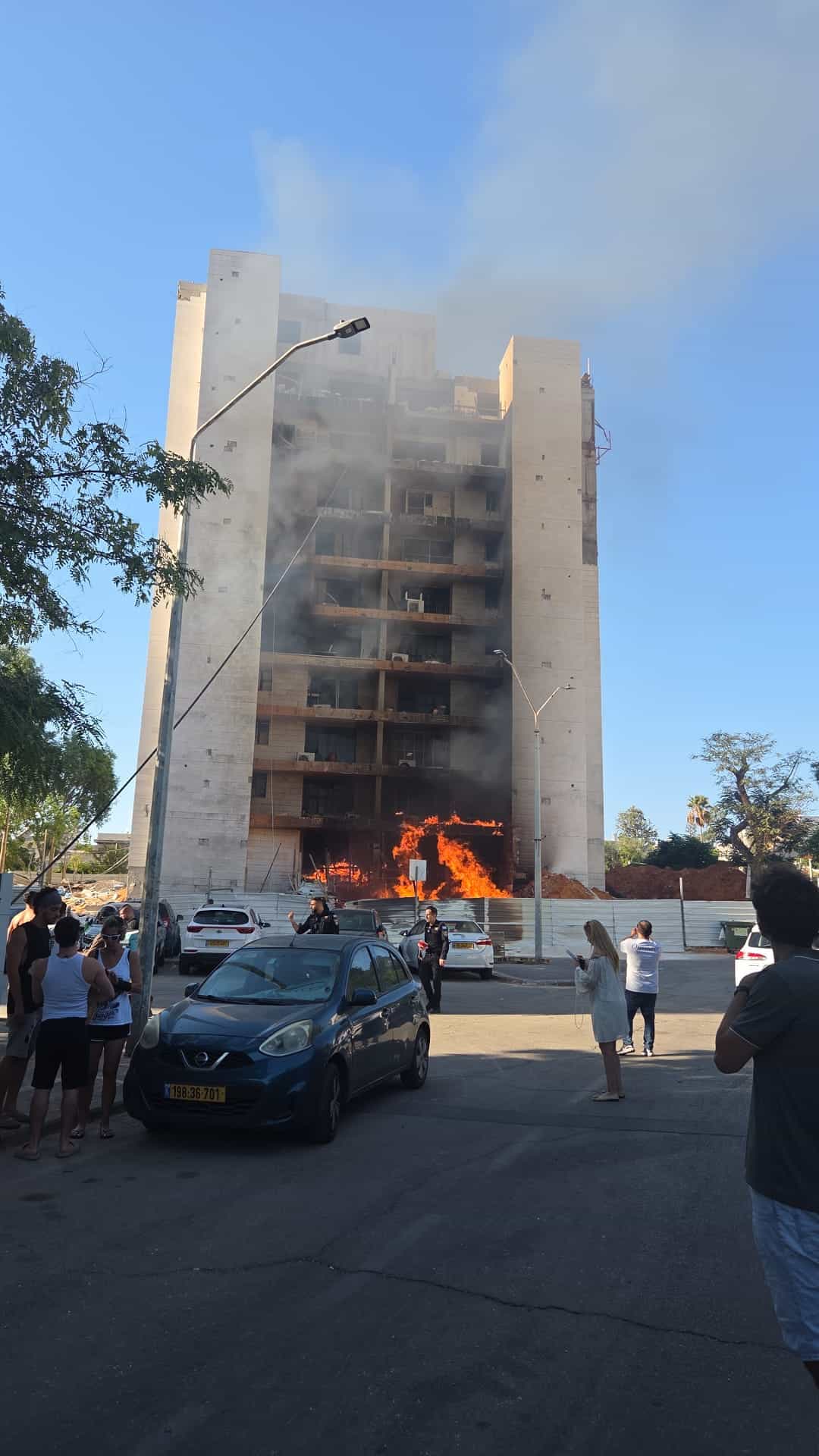 שריפה פרצה בבניין מגורים בקרית אונו; דיירים פונו מבתיהם