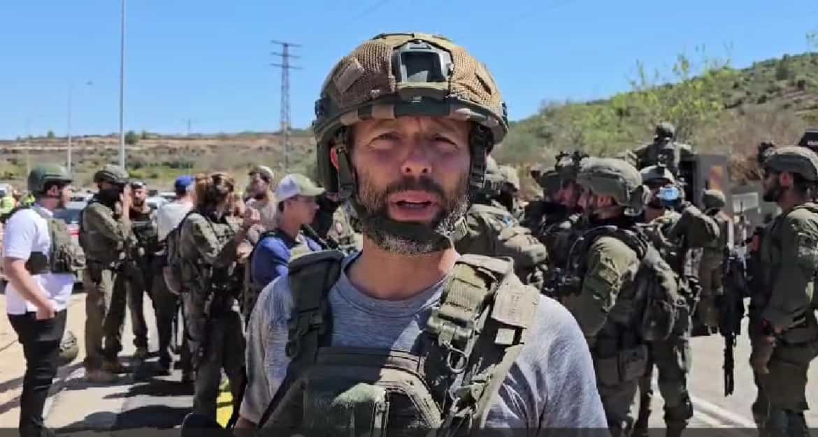 הפיגוע בנווה צוף - ישראל גנץ בזירה: "אנחנו חזקים ולא יבריחו אותנו מכאן" | צפו