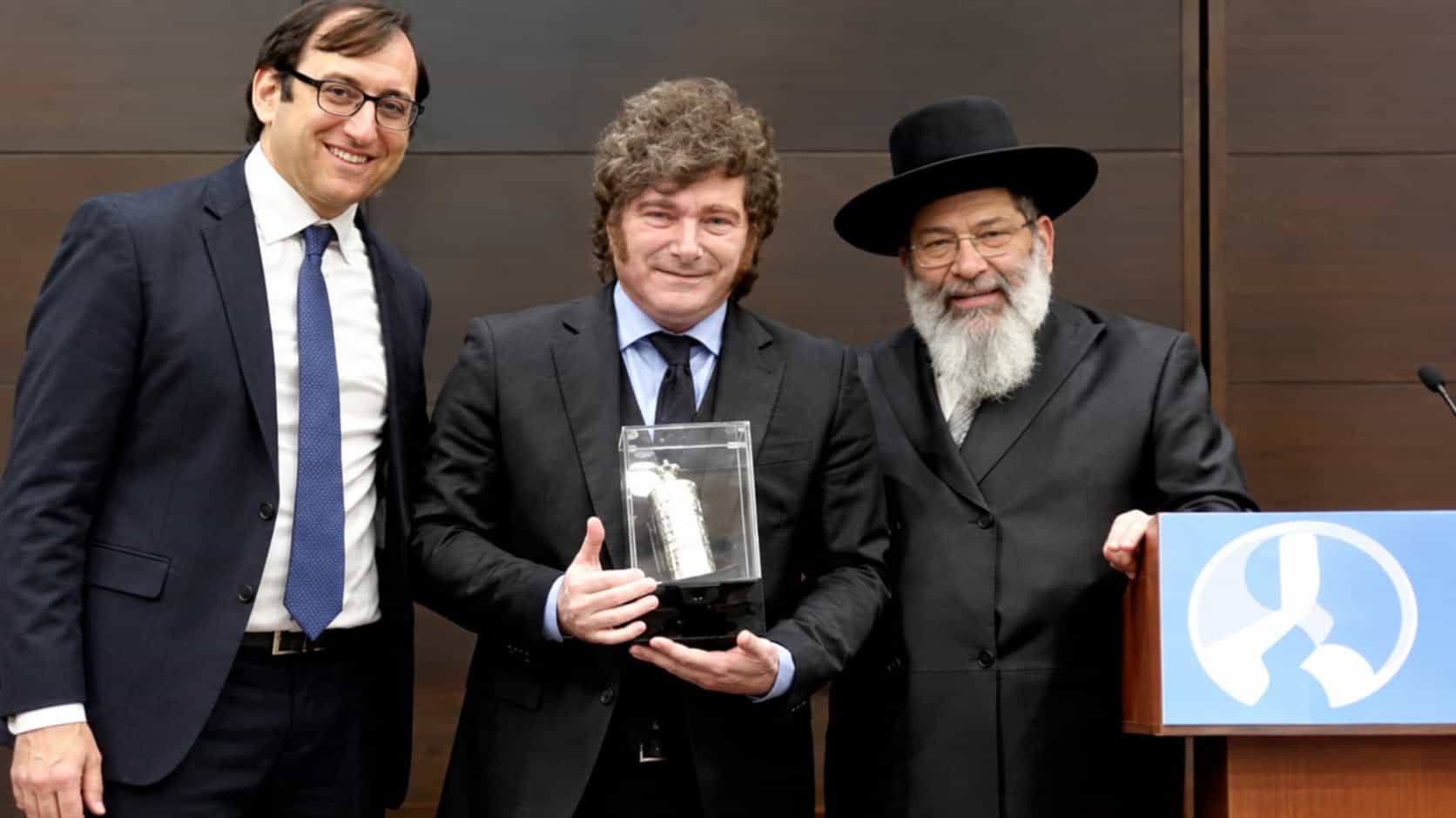 לצלילי "עם ישראל חי" | נשיא ארגנטינה רקד עם תלמידי הישיבה בניו יורק