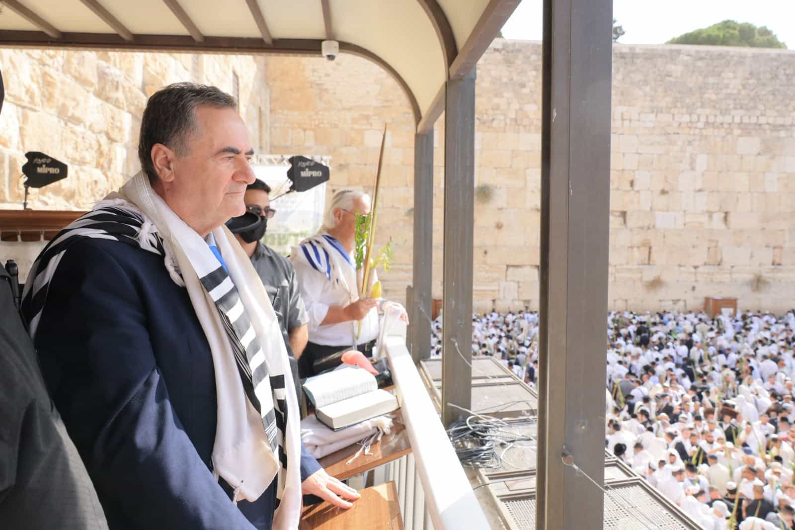 שר הביטחון ישראל כ"ץ בברכת הכוהנים בכותל: "יברכך ה׳ וישמרך, חג שמח לעם ישראל" | צפו