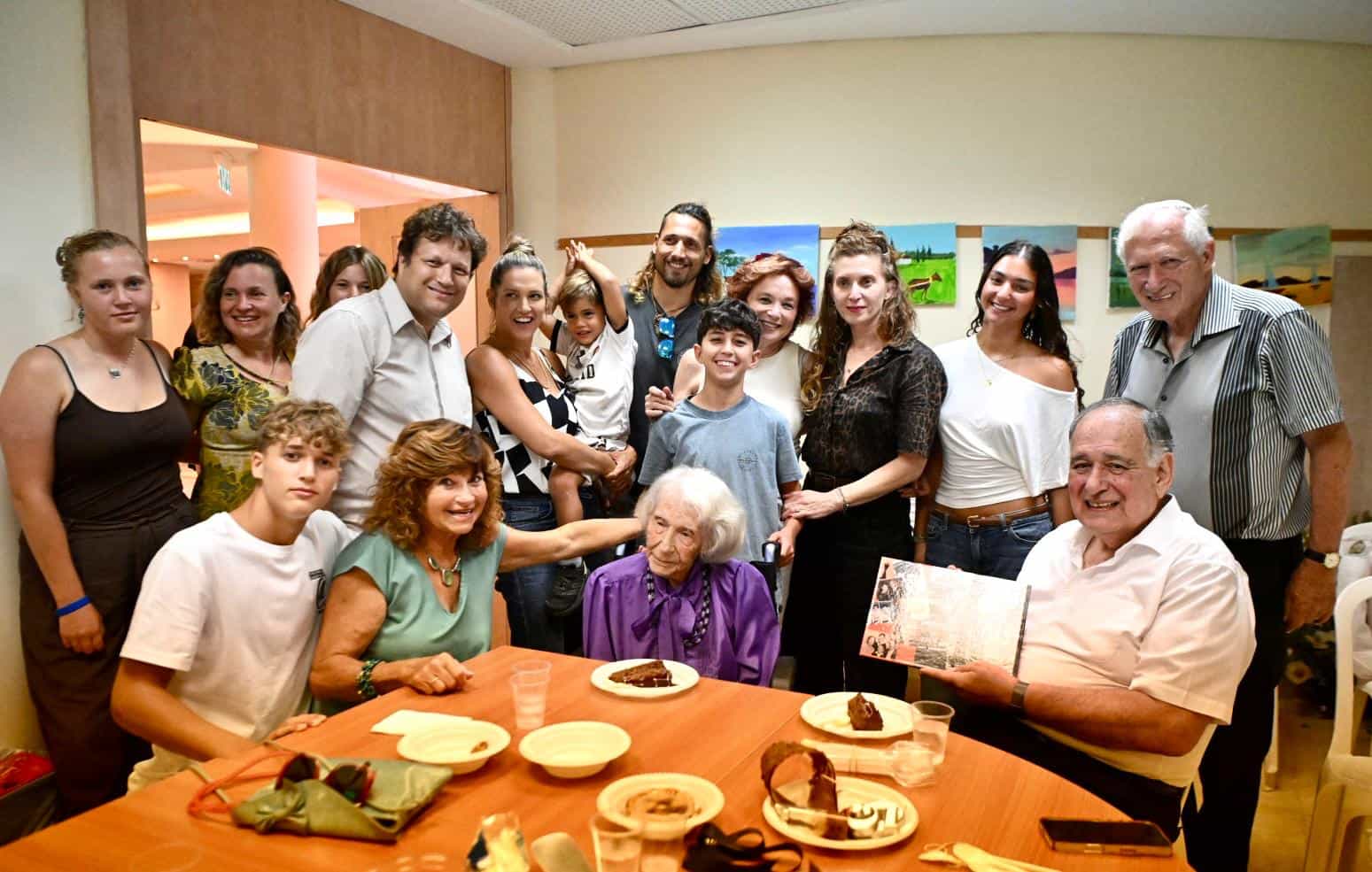 105 שנים של חיים, אהבה ויצירה: ראש עיריית חיפה חגג עם תושבת העיר אסתר נוירט יום הולדת