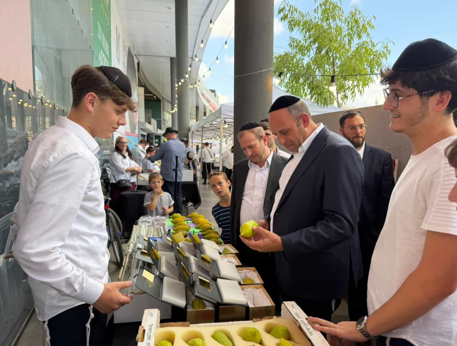הצלחה רבה לשווקי ארבעת המינים המינים בבית שמש