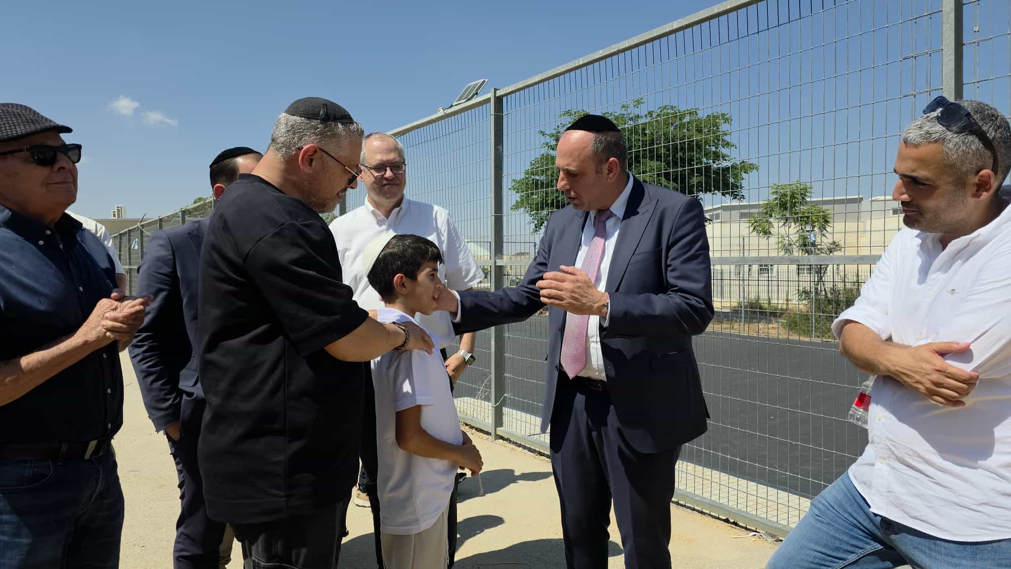 במעמד הוריו ובני המשפחה: נחנך מגרש לזכרו של הילד הלל מרדכי ז"ל בבית הספר בו למד