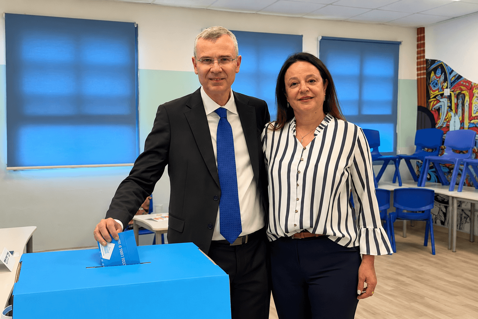 שר המשפטים יריב לוין הגיע להצביע בקלפי יחד עם רעייתו