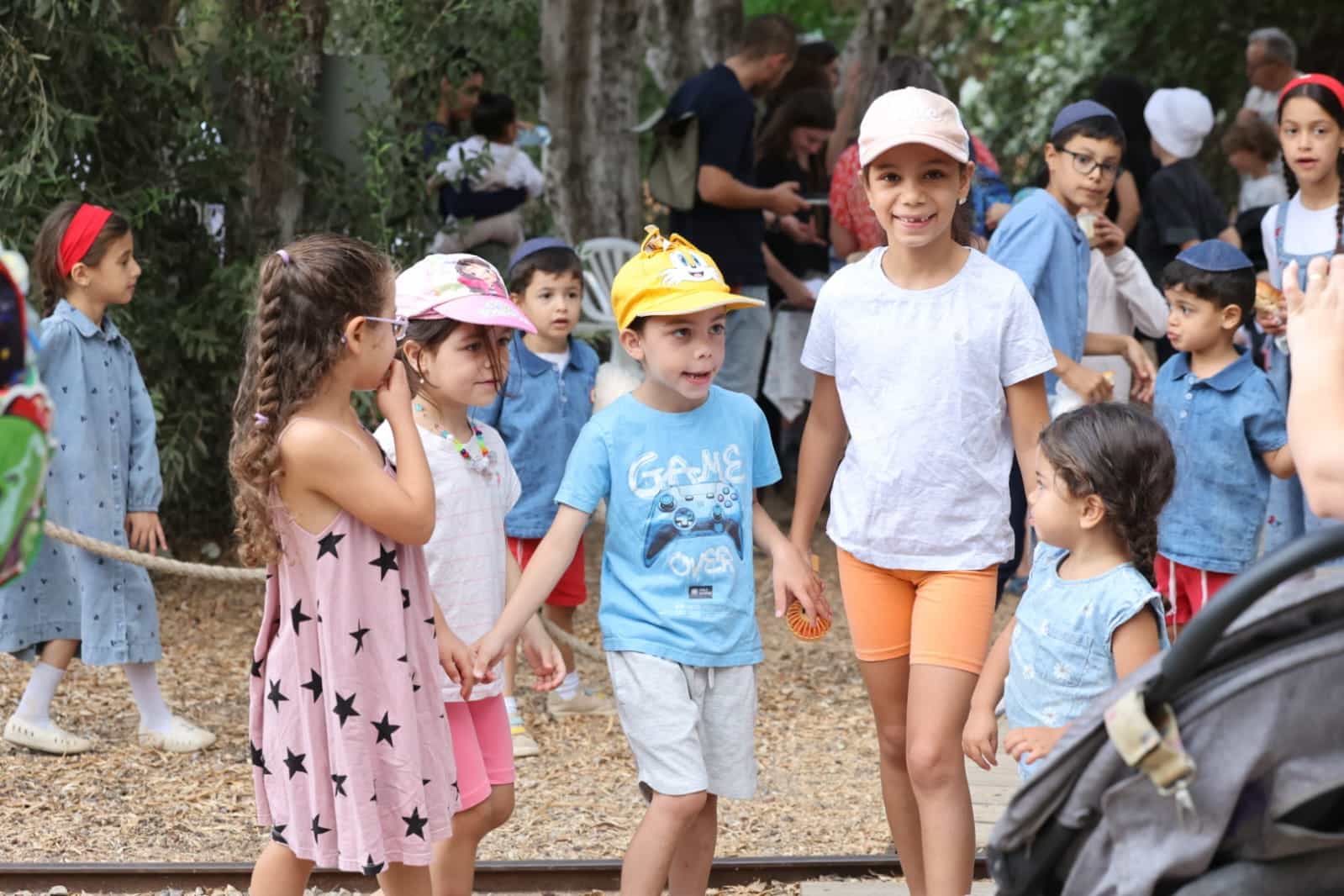 חול המועד סוכות ברחובות: מעל 400 הורים וילדים חגגו ב"חגיגה ירוקה לכל המשפחה" באתר הפרדסנות
