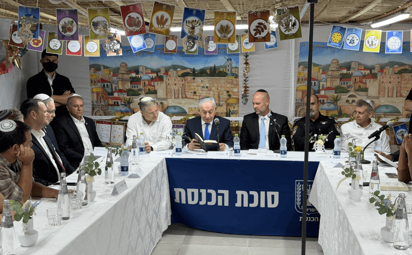 נתניהו בסוכת הכנסת: "המסורת של הגבורה היהודית מכריעה את הכף - מה שהיה אתמול זו שרשרת ניסים"