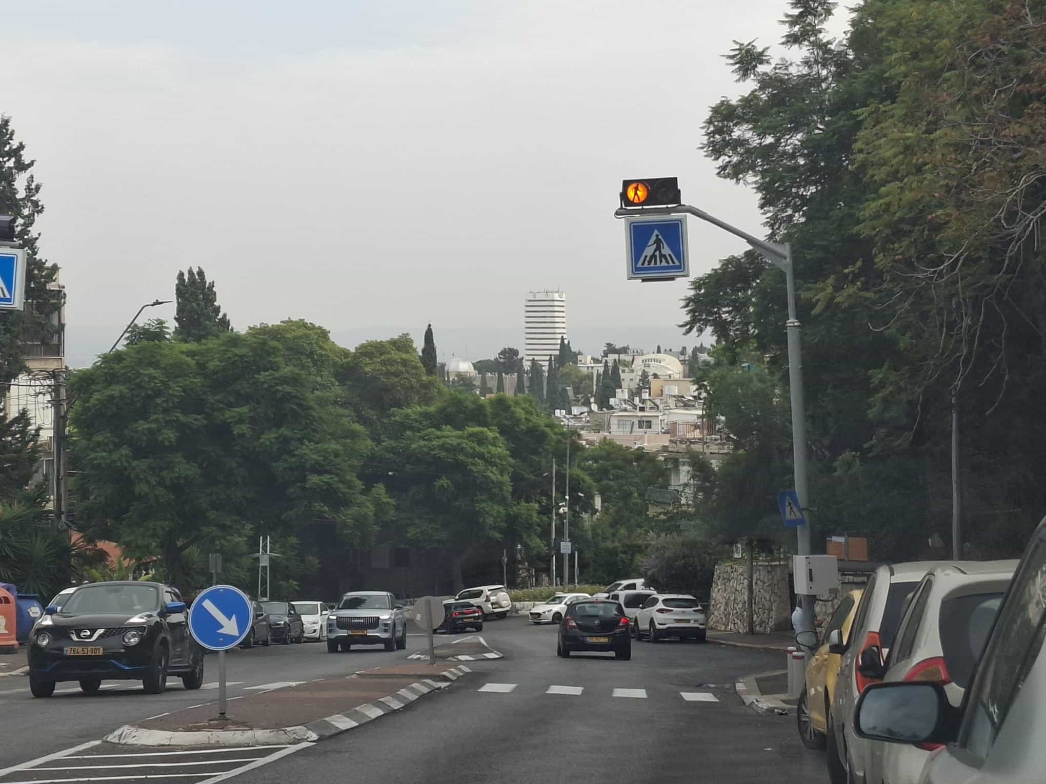 מגבירים את בטיחות הולכי הרגל: עיריית חיפה הציבה רמזורים מהבהבים בארבעה מעברי חצייה בעיר