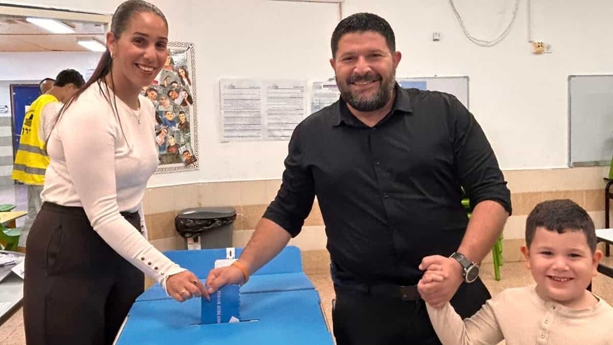 אלמוג כהן בקלפי באופקים: "אל תתנו לאחים המוסלמים להשתלט על מוסדות המדינה"