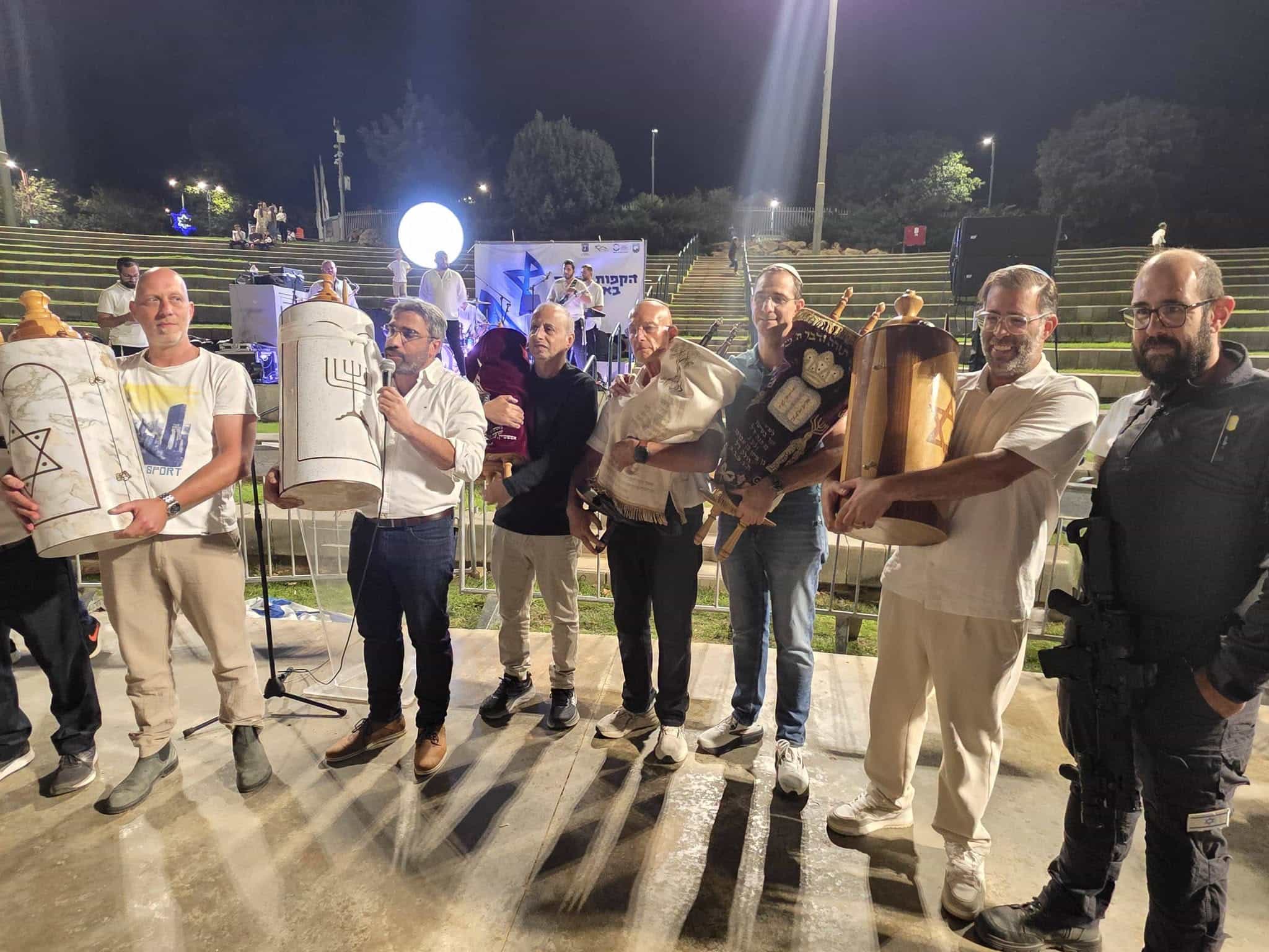 שמחה לצד זיכרון: מאות השתתפו בהקפות שמחת תורה באריאל