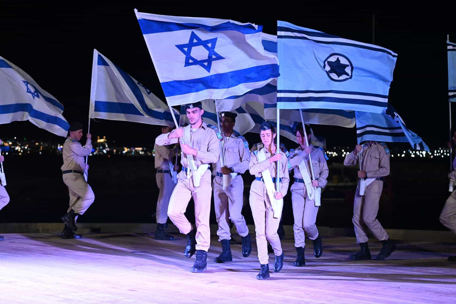 30 שוחרים מאילת הושבעו למסלול "פלדה כחולה" כשהם לבושים במדי חיל האוויר