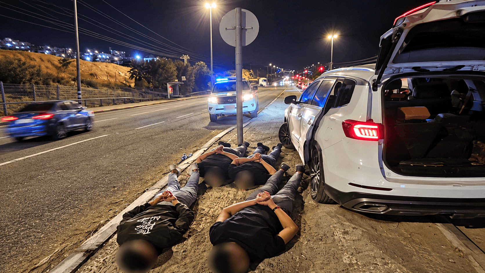 פרצו מחסום וניסו להימלט: ארבעה שב”חים ונהג נעצרו בתום מרדף שכלל ירי באוויר | צפו