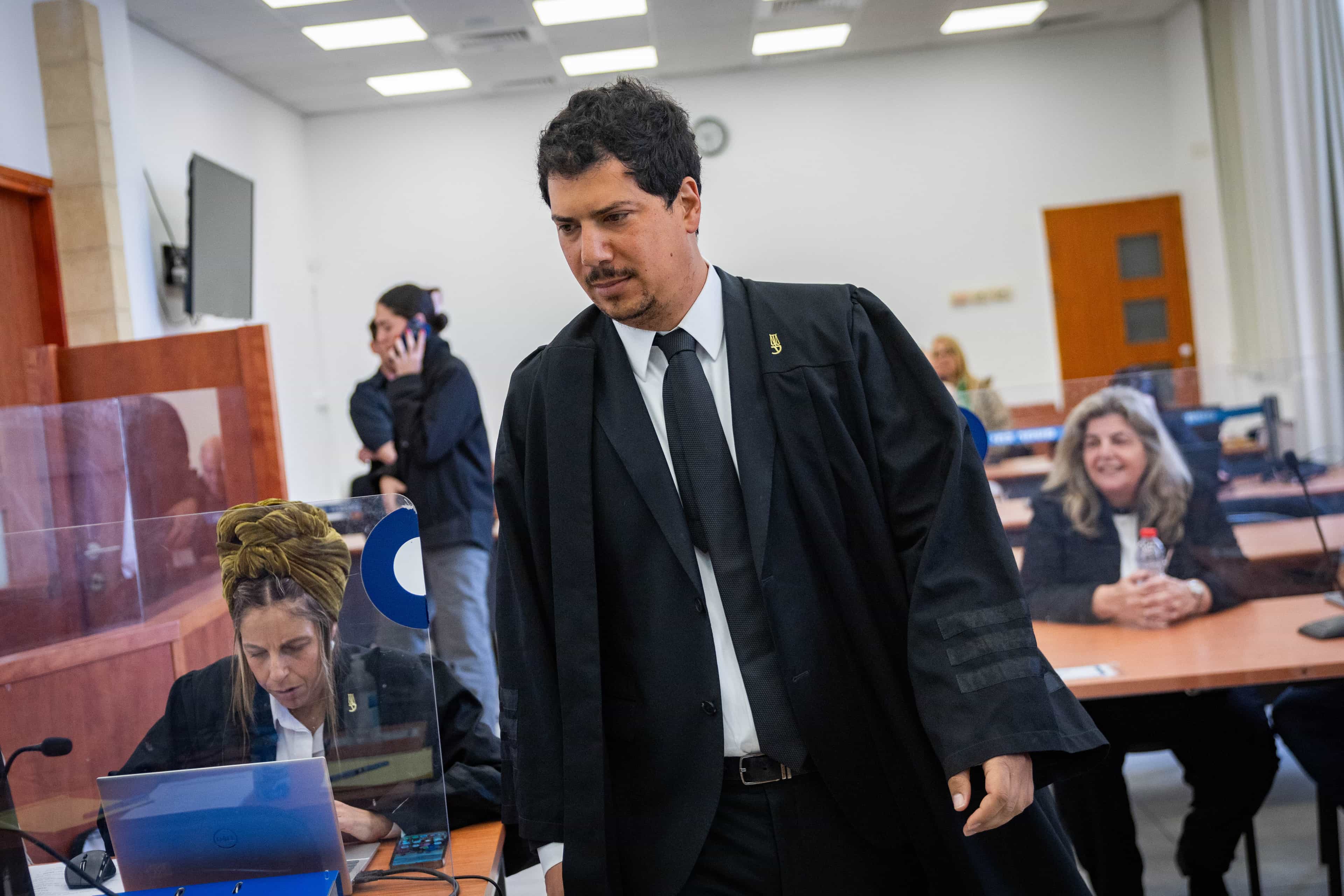 עו"ד חדד: החוקרים פעלו בניגוד להנחיותיך - מנדלבליט: "נכון"