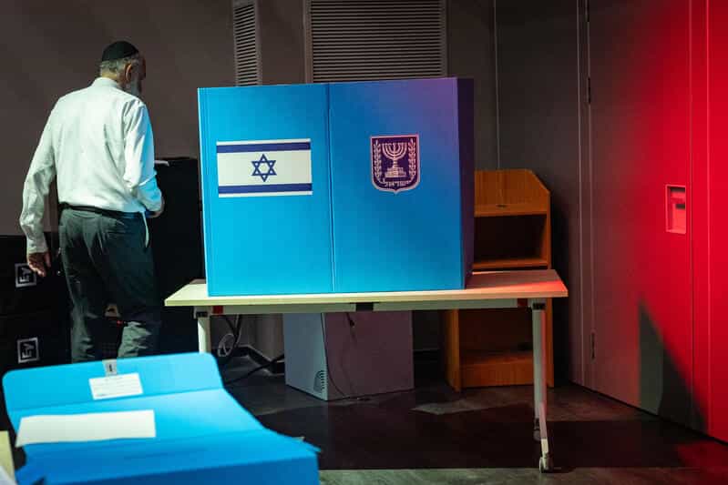 הדרמה בקלפיות: בני ברק מובילה בשיעור ההצבעה, נתניה משתרכת מאחור | הקרב על כל קול מתעצם