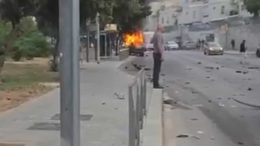 פיצוץ הרכב בירושלים | בן 50 נפצע קשה, נער בן 13 נפצע באורח בינוני - צפו