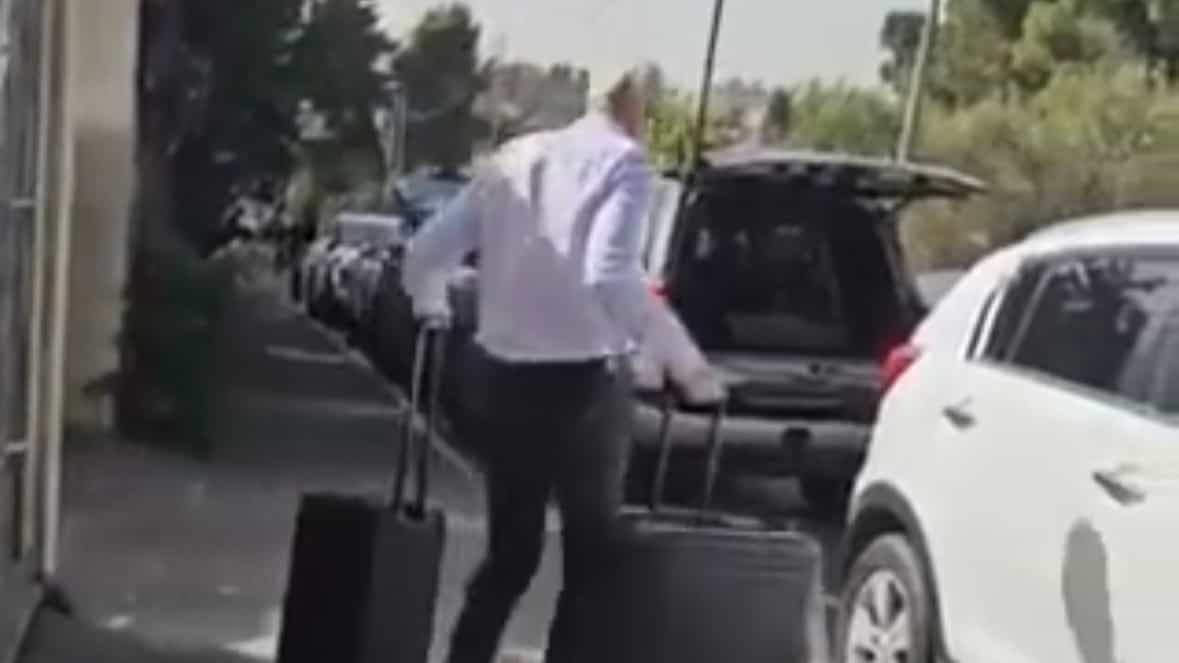 שלום ולא להתראות - הדיפלומטים הבריטים עוזבים את הקונסוליה בירושלים | צפו