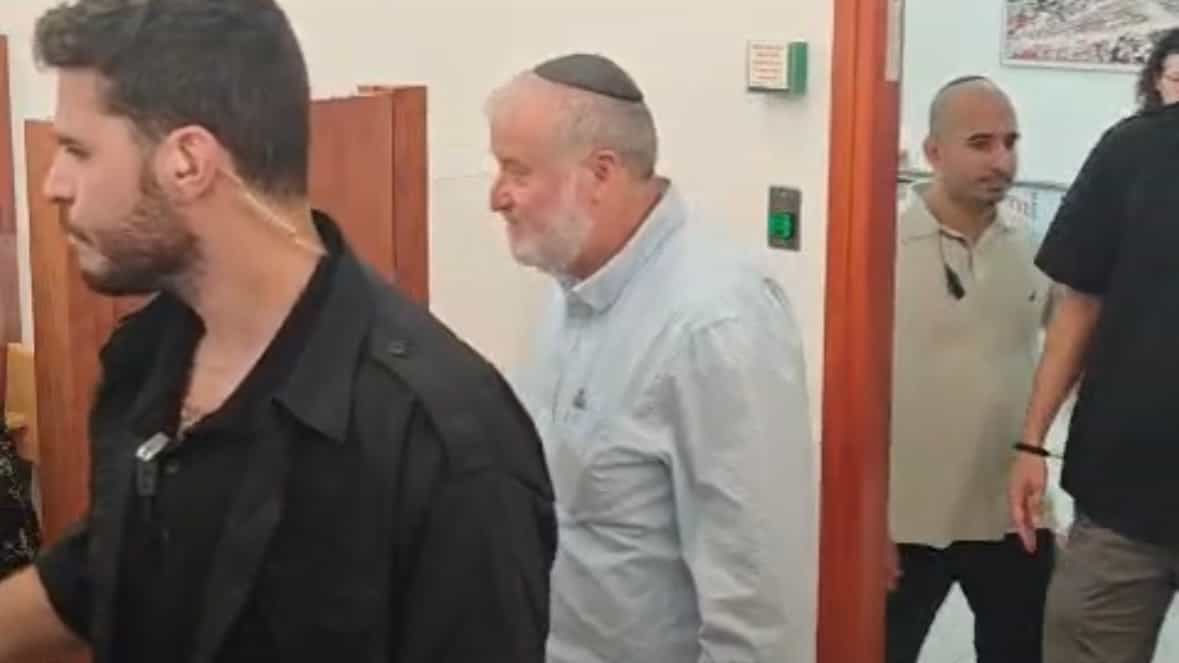 עו״ד חדד טוען להעתקת חתימת מנדלבליט על כתב האישום המתוקן – מנדלבליט: “אני לא זוכר”