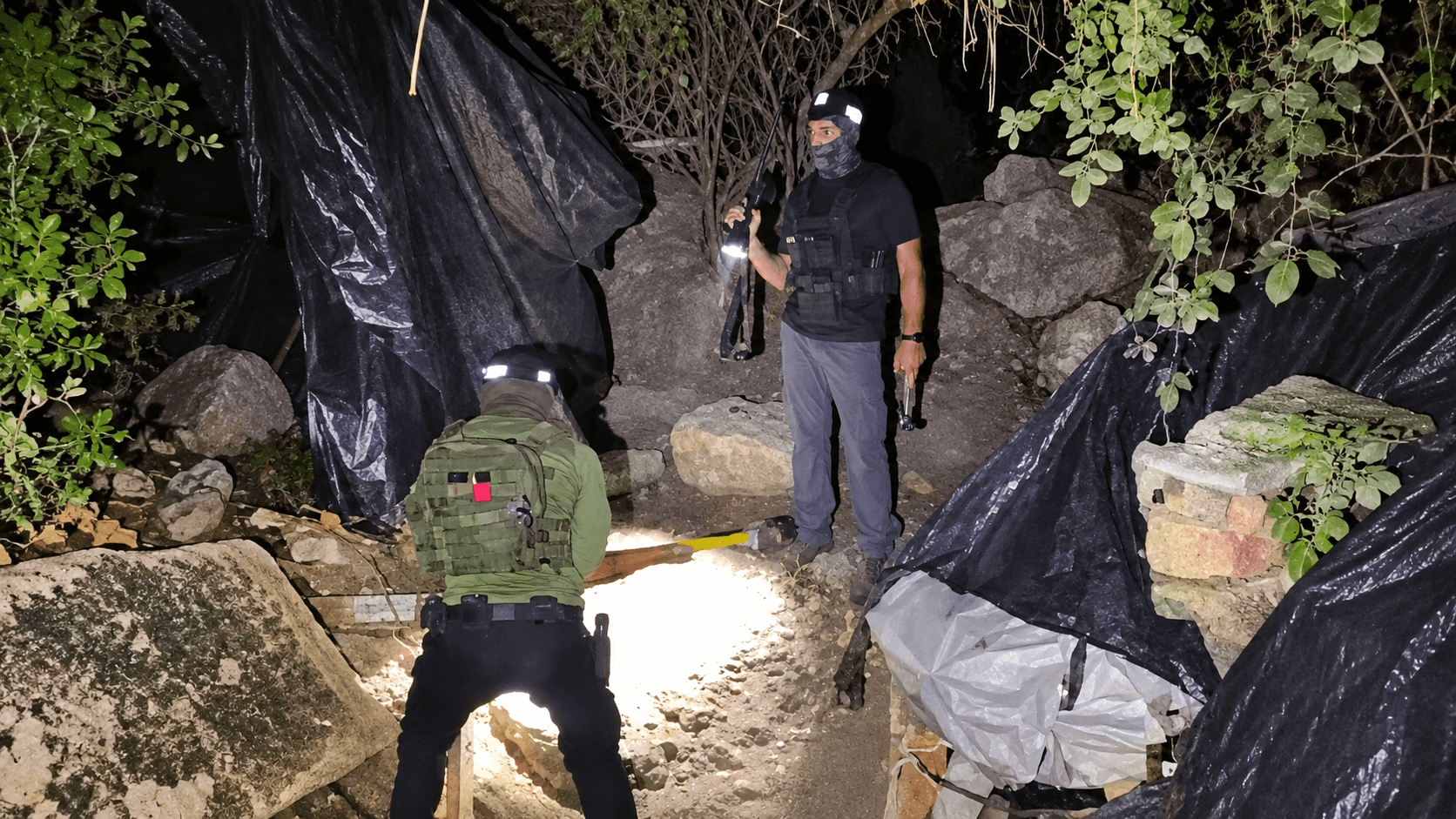 הסתתרו במחצבות ליד זנוח - חמישה שוהים בלתי חוקיים נעצרו | צפו