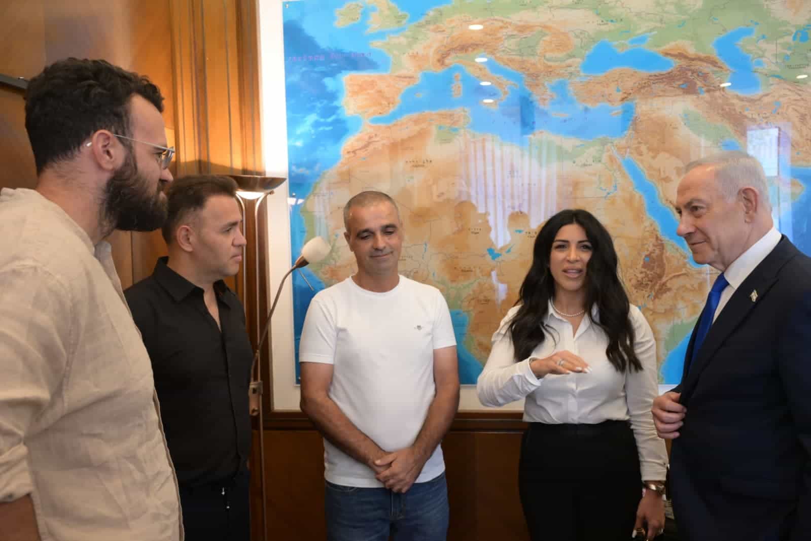רה"מ עם גיבורי הטיסה: ״כל העולם רואה את הגבורה הישראלית. אתם תשיאו משואה של גבורה אזרחית ביום העצמאות״ | צפו