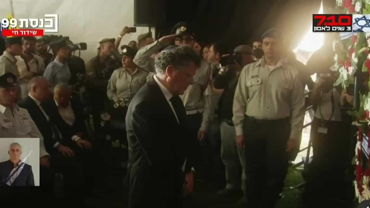 בזמן הנחת הזרים: בן משפחה שכול צעק לעבר השופט עמית - ״לא מגיע לך להניח זר״ | צפו