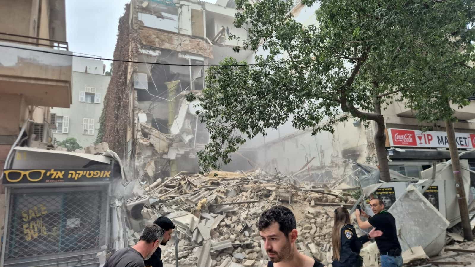 חלק ממבנה קרס בדרום תל אביב - 3 לכודים חולצו | צפו