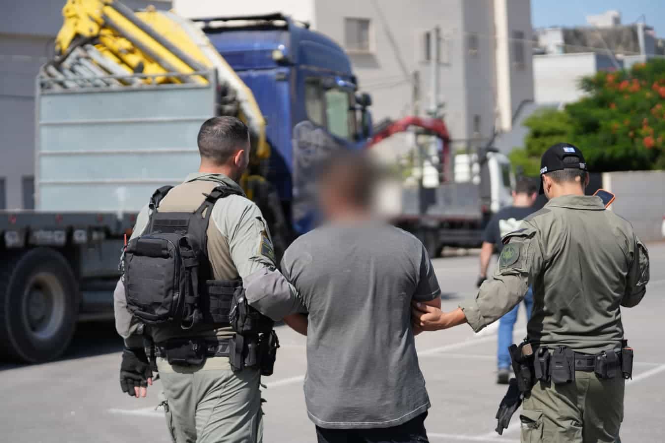 אקדחים, מטען חבלה ועשרות מצלמות לא חוקיות: שישה חשודים נעצרו בפשיטה בגליל | צפו
