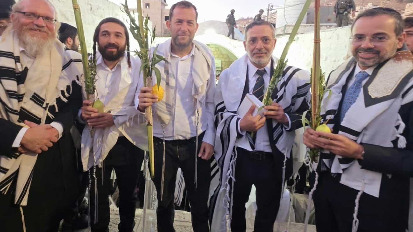 לראשונה זה עשרות שנים: אלפים בתפילת שחרית עם ארבעת המינים בקבר יוסף