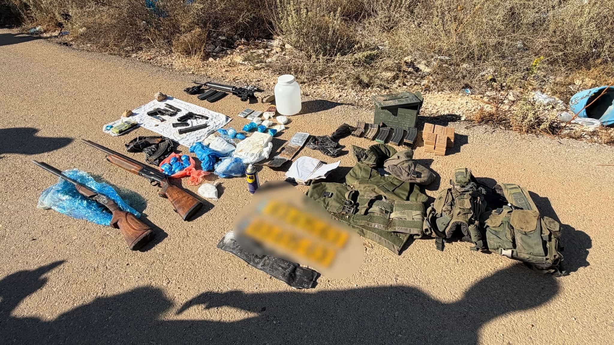 מכה קשה לארגון הפשע אבו לטיף: מחסן נשק ענק נחשף בצפון – 12 כלי נשק, מטענים וקוקאין במיליונים | צפו