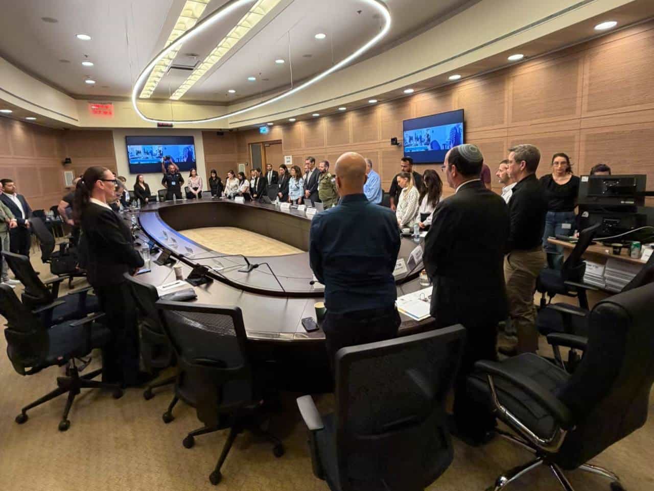 דקת דומייה בכנסת לפני הדיון על העמדת מחבלי טבח 7 באוקטובר לדין
