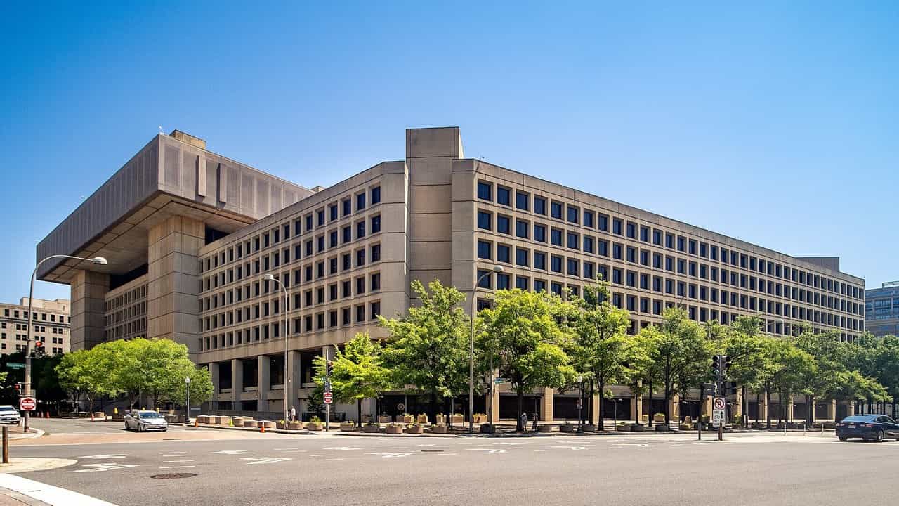 חשוד בפריצה הגדולה ל-FBI נעצר בירדן, ולפי הדיווחים הוא מסייע לאתר את חבריו לקבוצה