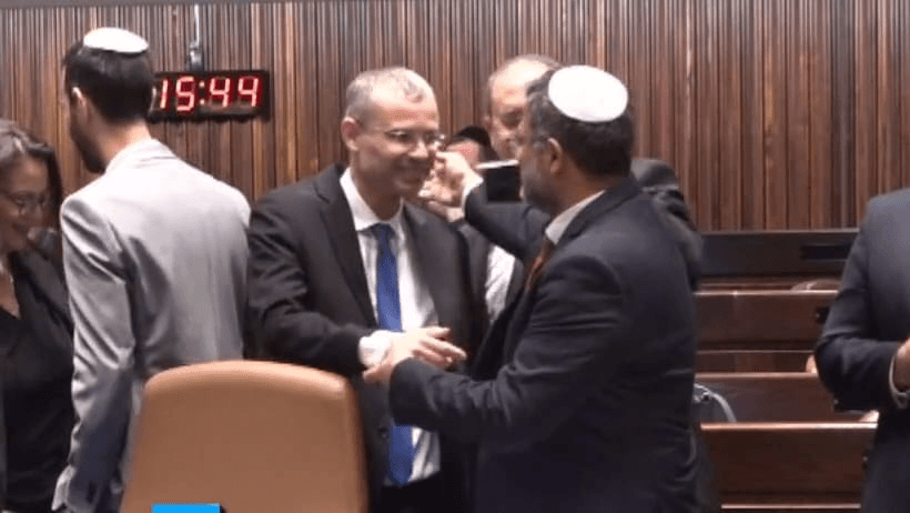 לוין ובן גביר חתמו על תקנות חדשות: נפגעי עבירות מין ואלימות יוכלו להשמיע את קולם בפני ועדות השחרורים