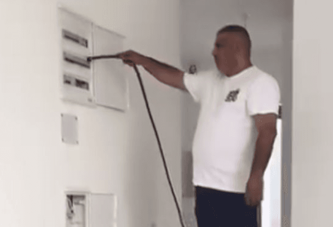 שפך מים לארון החשמל: כתב אישום נגד הערבי שסיכן דיירים בראש העין
