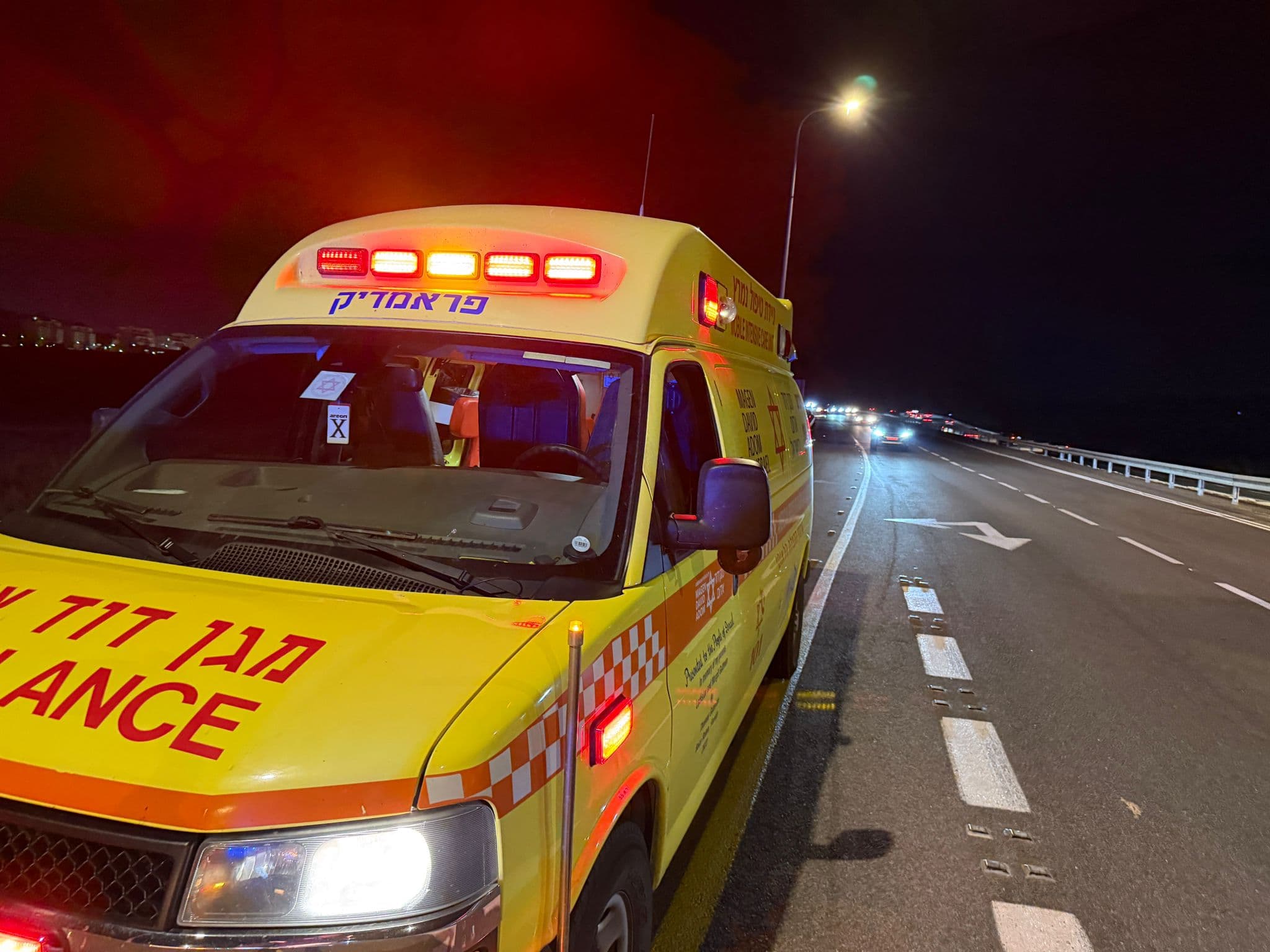 תאונת עבודה קשה בפתח תקווה: עובד כבן 60 נפל מגובה במוסך ופונה במצב קשה לבילינסון