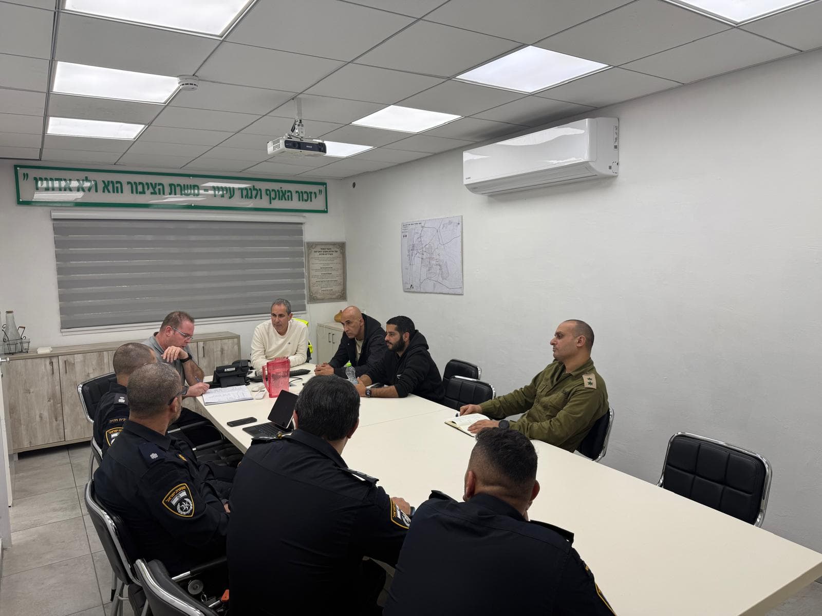 מבטיחים את ביטחון התושבים: פגישת תיאום בין עיריית חדרה למפקדי המשטרה