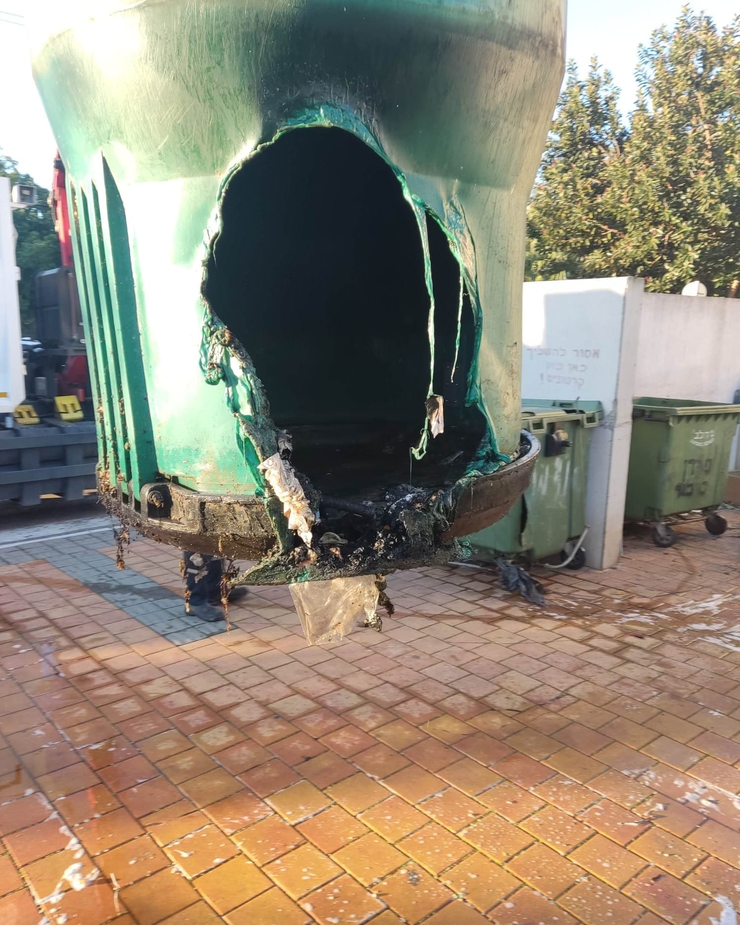 נתפס "על חם": מצלמות האבטחה תיעדו הצתת פח מוטמן בפרדס חנה-כרכור