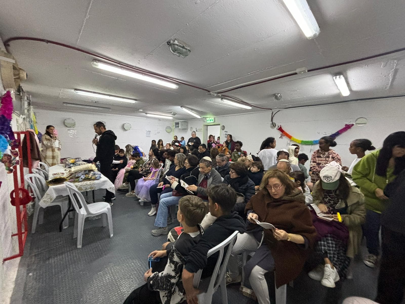 תושבי בת-ים חגגו את חג הפורים במרחבים המוגנים
